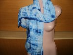 Nádherný batikovaný modrobílý šál