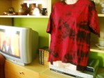 Krásné batikované tričko černočervené barvě