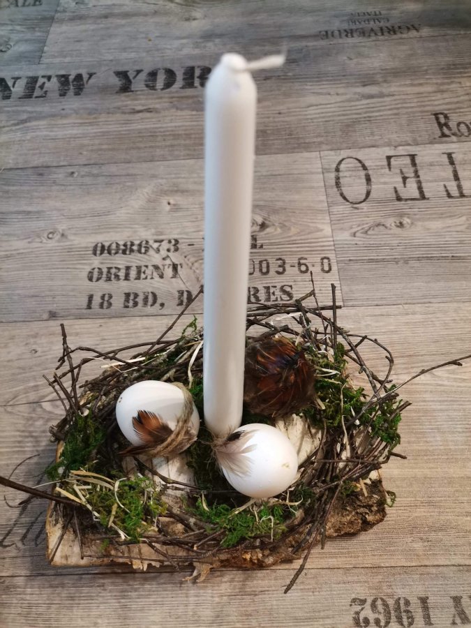 Velikonoční dekorace s vajíčky a dlouhou svíčkou